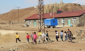 Kars'ta ilk defa drone gören çocukların mutluluğu