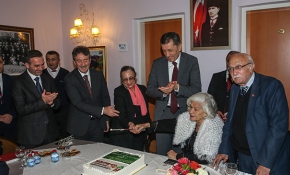 Milli Eğitim Bakanı Selçuk, huzurevindeki öğretmenleri unutmadı