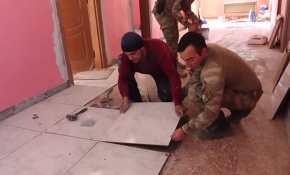 Teröristlerin tahrip ettiği okulu Mehmetçik onarıyor