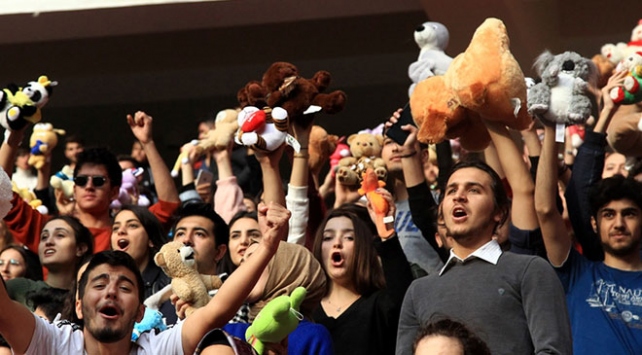 Futbol maçında kimsesiz çocuklara oyuncak sürprizi