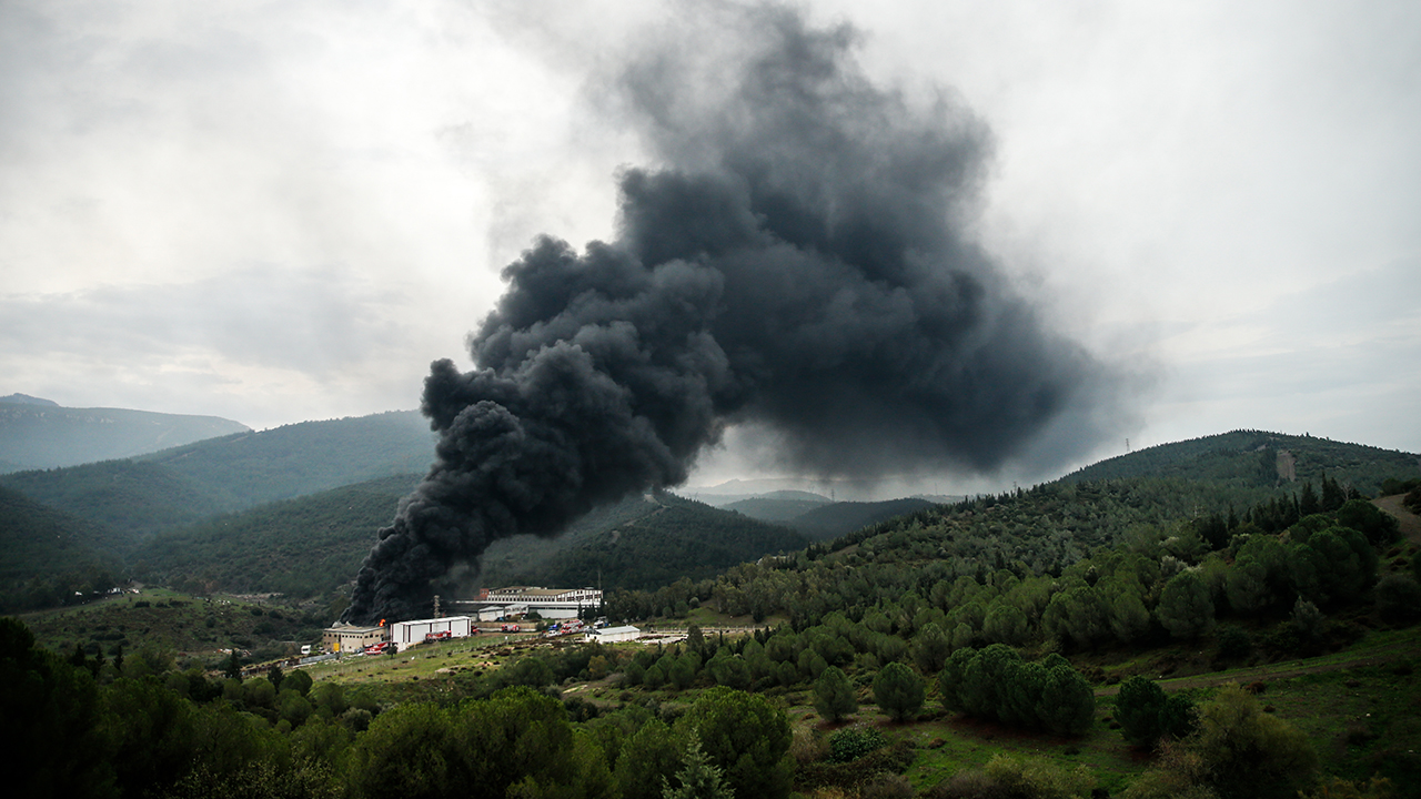 Bornova ilçesindeki bir plastik geri dönüşüm deposunda çıkan yangın kontrol altına alındı.