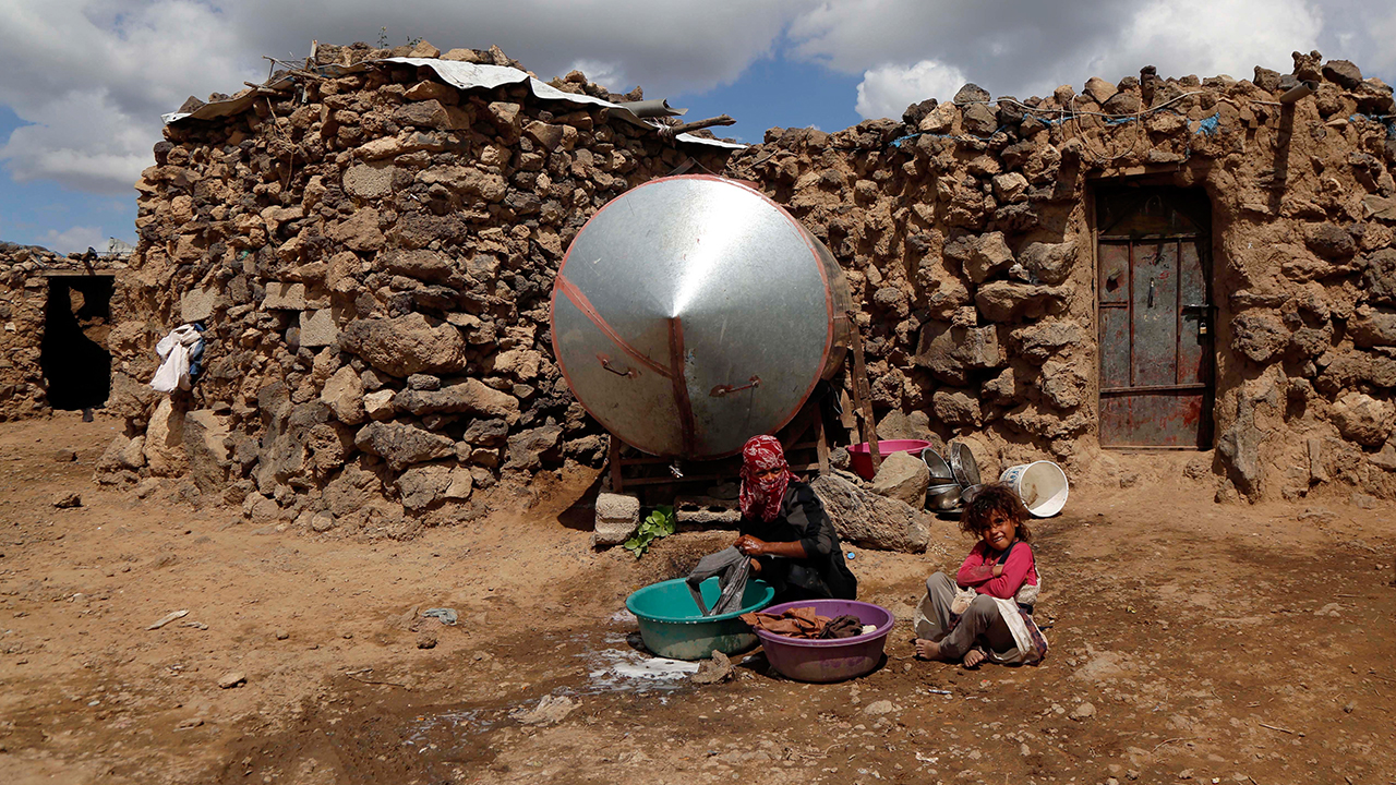 Başkent Sana`nın kuzeyindeki Amran vilayetinde bulunan Al-Reqah mülteci kampına sığınan Yemenliler, zor şartlar altında yaşamlarını sürdürmeye çalışıyor.