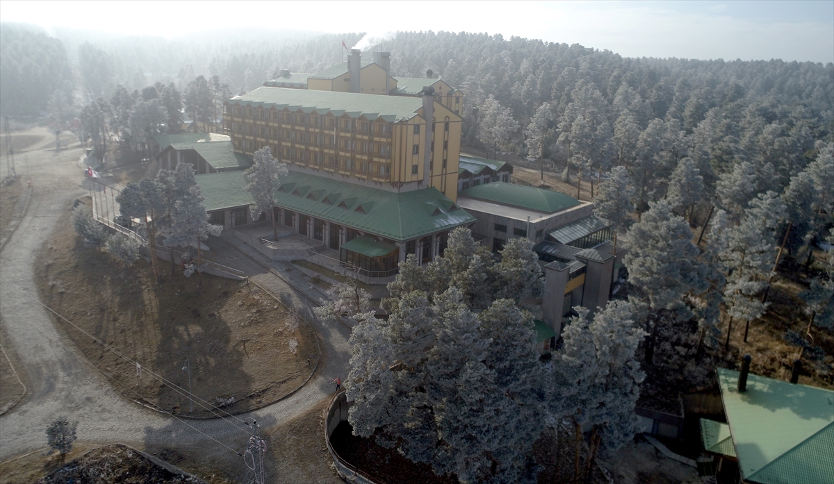 Kırağı ile beyaza bürünen ağaçlar, kartpostallık manzaralar oluşturdu.