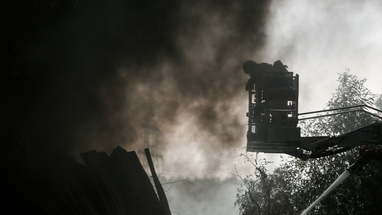 Yangına 13 itfaiye arazözü, ikisi merdivenli çeşitli tonajlarda itfaiye araçlarıyla müdahale edildi. 