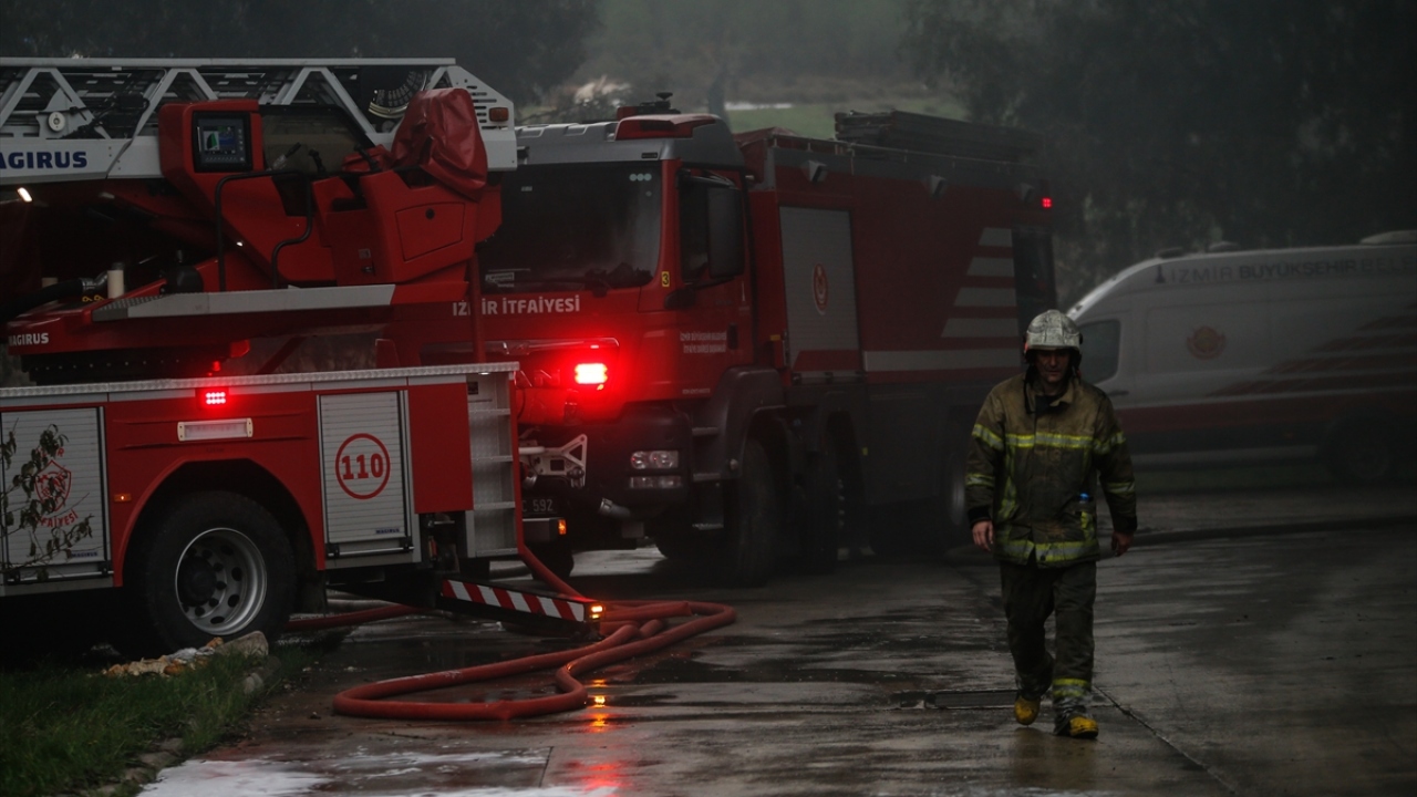 İZSU da 8 su tankeriyle yangın söndürme çalışmalarına katıldı. 