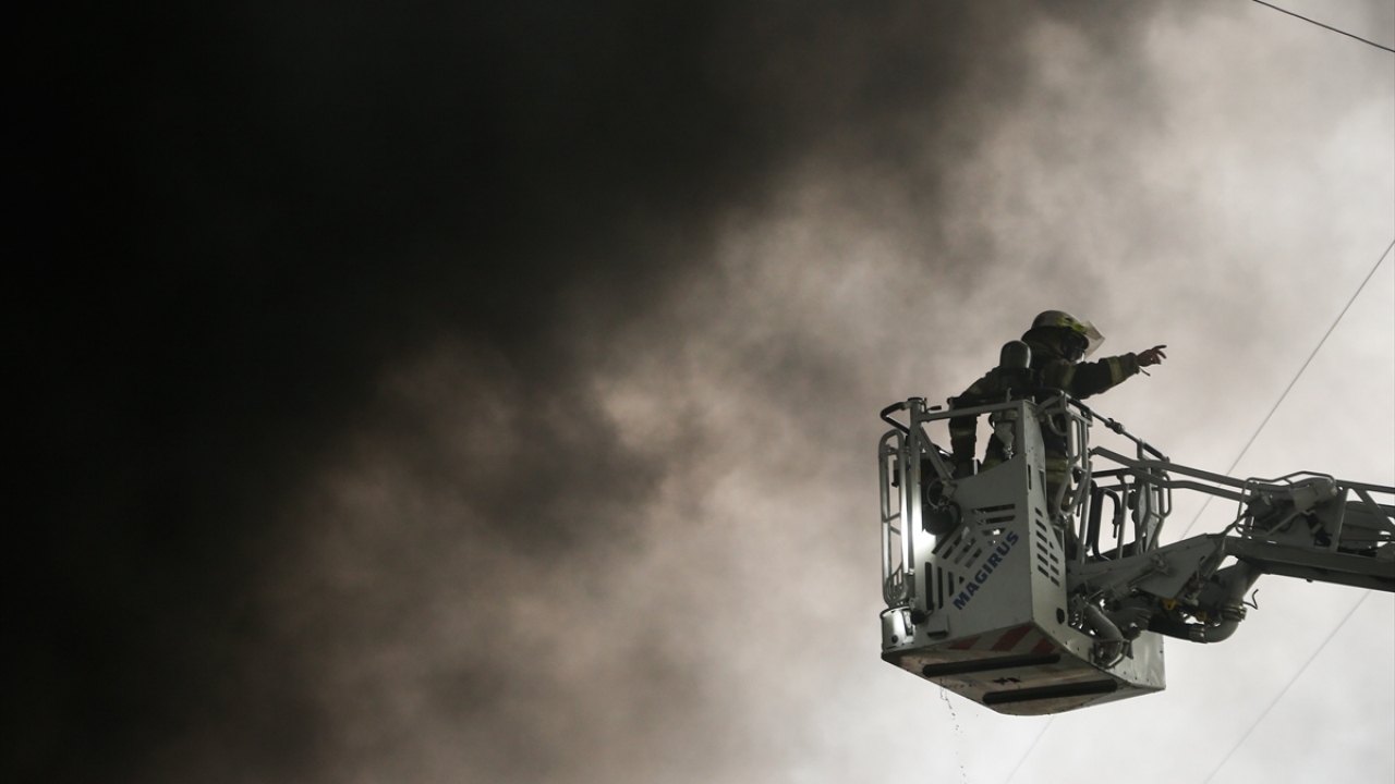 Yangın, yaklaşık 3 saatlik bir çalışma sonucunda kontrol altına alındı. 