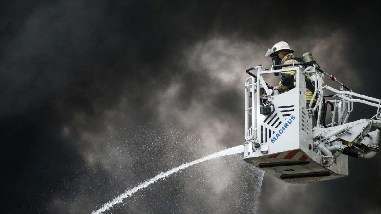 Ekiplerin söndürme ve soğutma çalışmaları sürüyor.