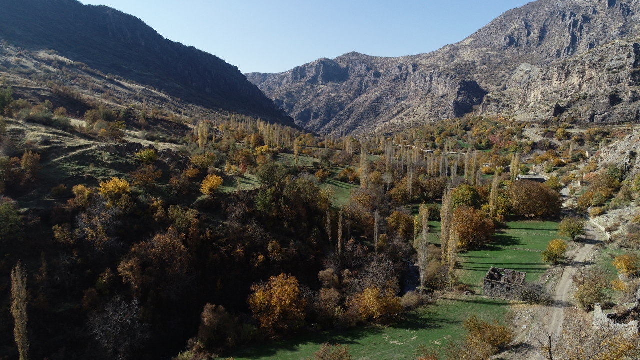 1994 yılında PKK`lı teröristlerin saldırısı sonucu boşaltılmak zorunda kalınan beldenin eski yerleşkesi, sonbaharın sarı, kahverengi, yeşil ve kırmızı tonlarıyla ziyaretçilere görsel şölen sunuyor.