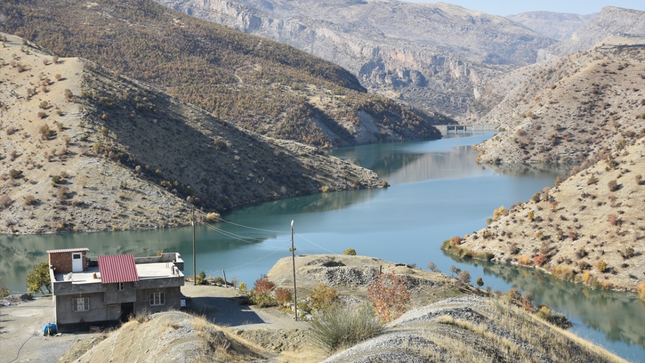 Köylüler, burada sonbaharda güneşli havanın ve eşsiz manzaranın tadını çıkarıyor.