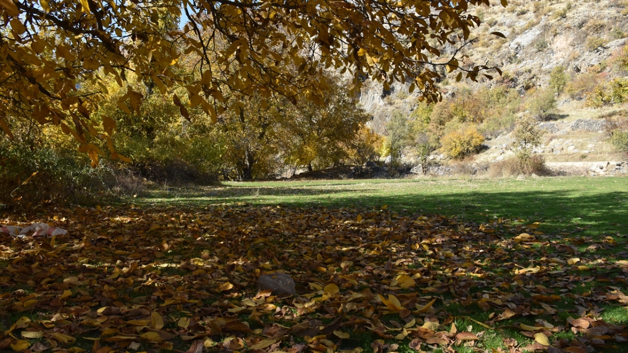 Bölgeye fotoğraf çekmek için gelen Ayhan Babat da burasının her mevsim kartpostallık görüntüler oluşturduğunu söyledi.