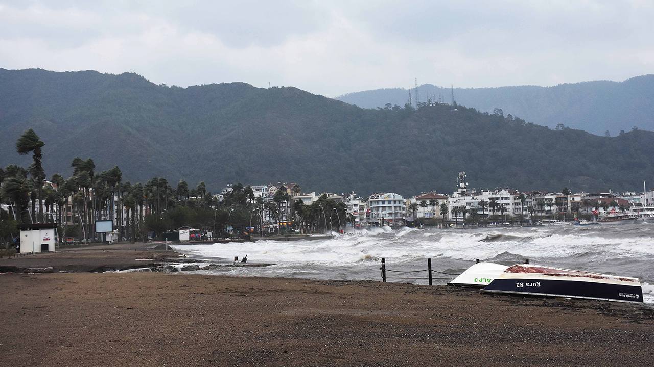 Marmaris ilçesinde, gece saatlerinden itibaren etki gösteren kuvvetli yağış ve fırtınada ağaçlar devrildi.