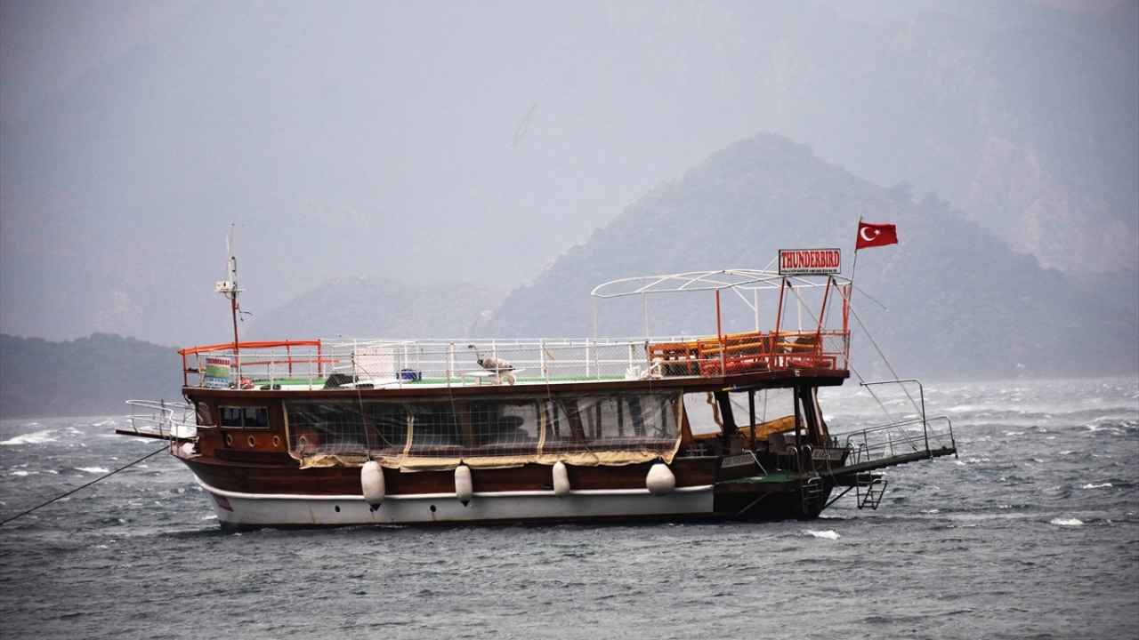 Saatteki hızı 65 kilometre ölçülen fırtına nedeniyle, limandaki bazı tekneler batma riskine karşı açıkta demir atarak bekledi.