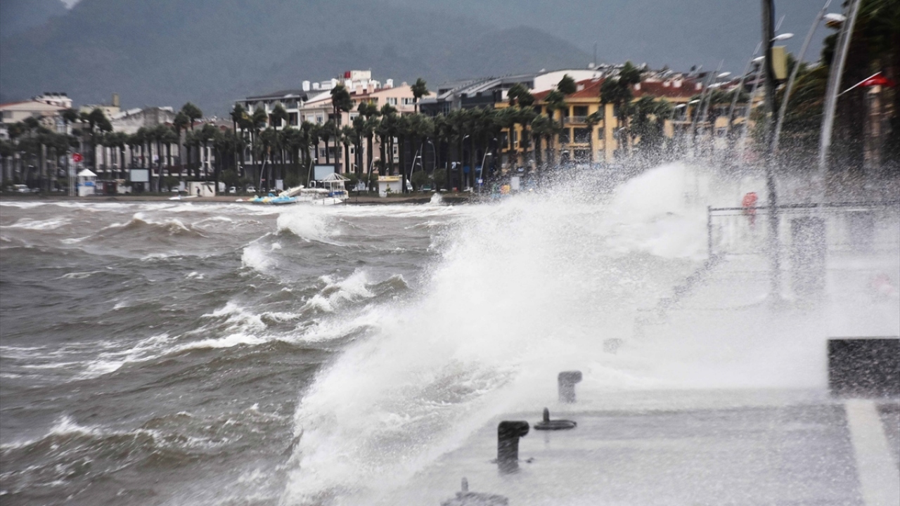 Rüzgar nedeniyle denizde dalgalar oluştu, yat limanındaki işletmeler, fırtınadan dolayı açılamadı. Vatandaşlar ve sürücüler sahil kesimlerde zor anlar yaşadı.