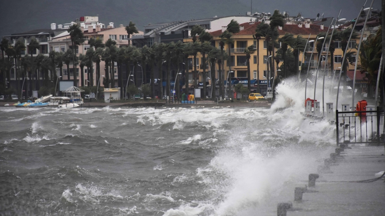 Açık denizde etkisini artıran rüzgar nedeniyle oluşan dalgalarla deniz suyu kıyıdaki iş yerlerinin balkonlarına kadar yükseldi, bazı iskeleler zarar gördü.