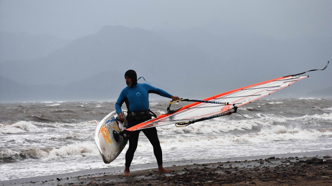 Marmaris`te, hızı saatte 65 kilometreyi bulan keşişleme ile adrenalin tutkunları sörf keyfi yaptı. 