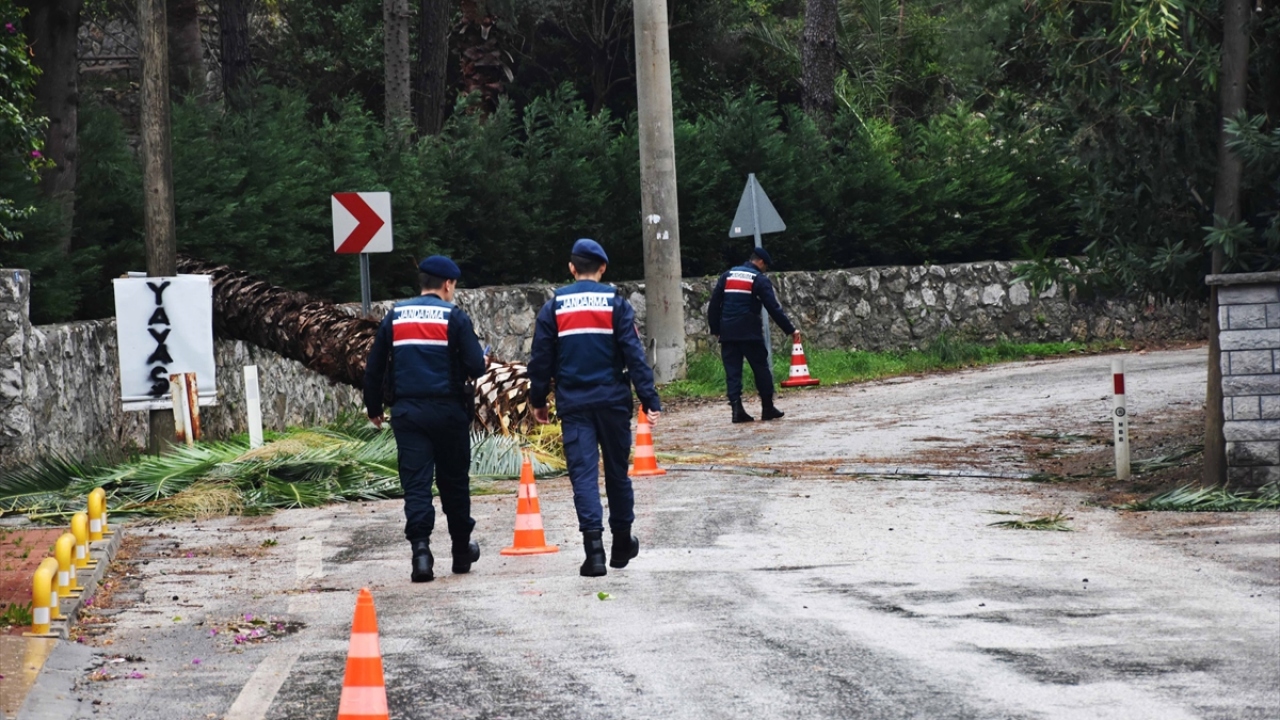 Jandarma ve polis ekipleri güvenlik önlemleri aldı.