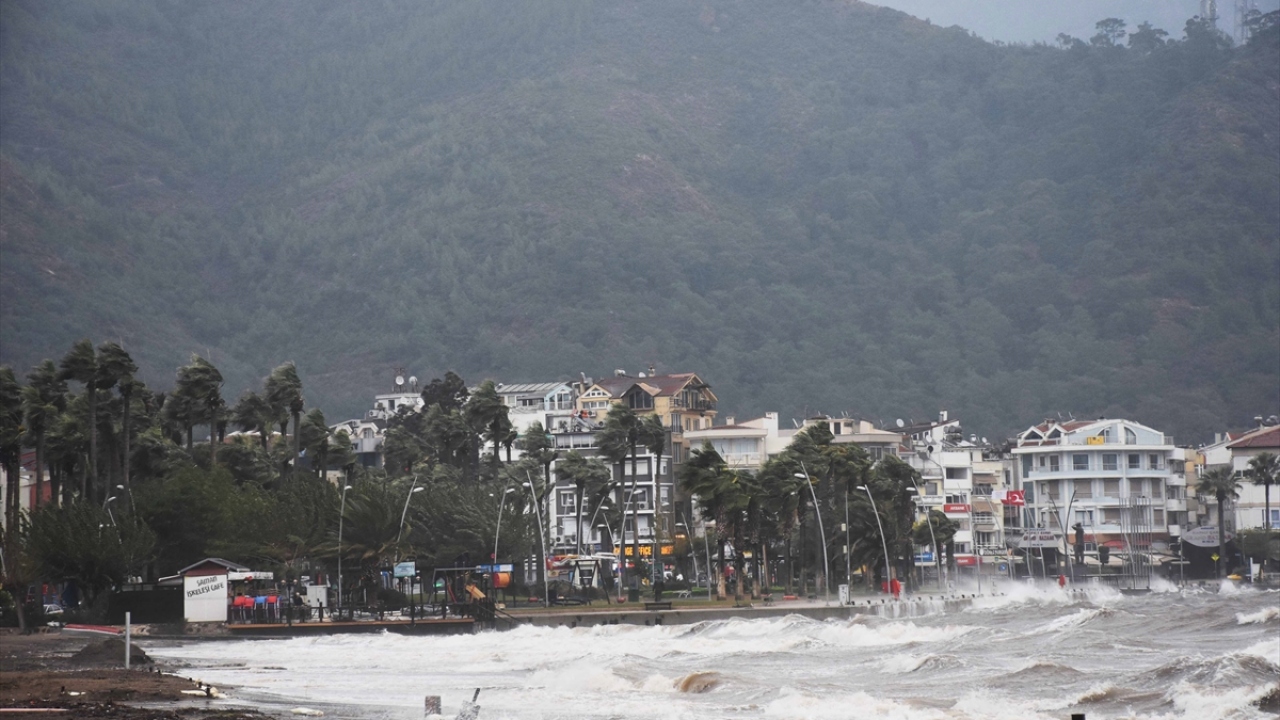Marmaris Belediyesi Park ve Bahçeler Müdürlüğü ekipleri, devrilen ve devrilmesi muhtemel ağaçları kaldırdı.