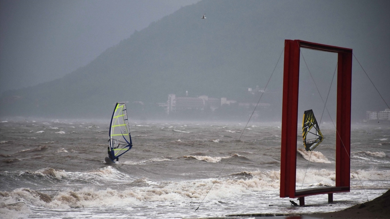 Rüzgarın hızını azaltıp arttırmasından ve şiddetinden dolayı uçurtma sörfü yapamayan adrenalin tutkunları rüzgar sörfü yaparak günü geçirdi. 