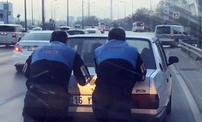 Yolda kalan otomobil sürücüsüne zabıta yardım etti