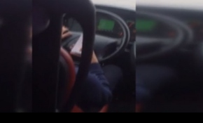 Direksiyon başında video izleyen sürücüye 343 lira ceza