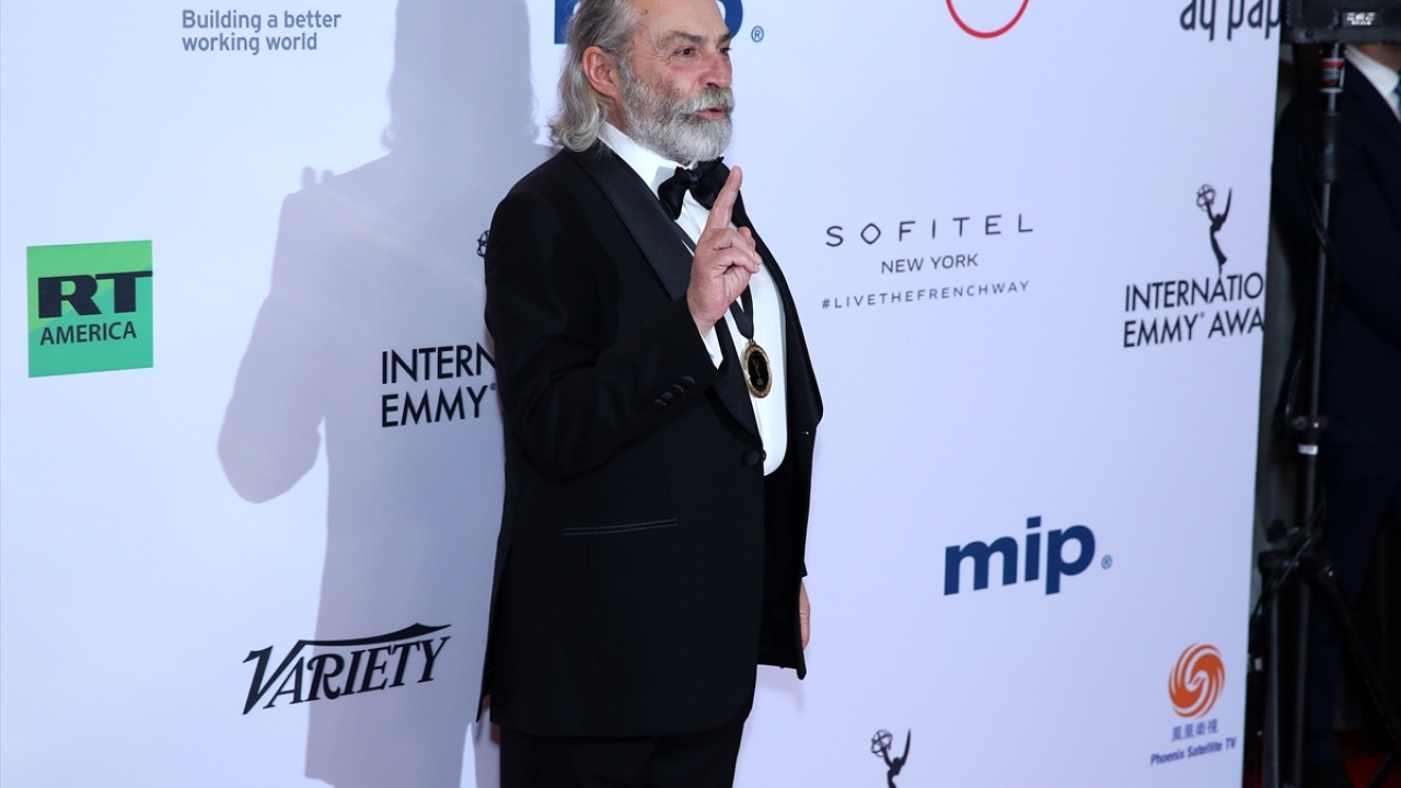 Sanatçı Haluk Bilginer, 47. Uluslararası Emmy Ödülleri`nde Şahsiyet dizisindeki performansıyla "en iyi erkek oyuncu" ödülüne layık görüldü.