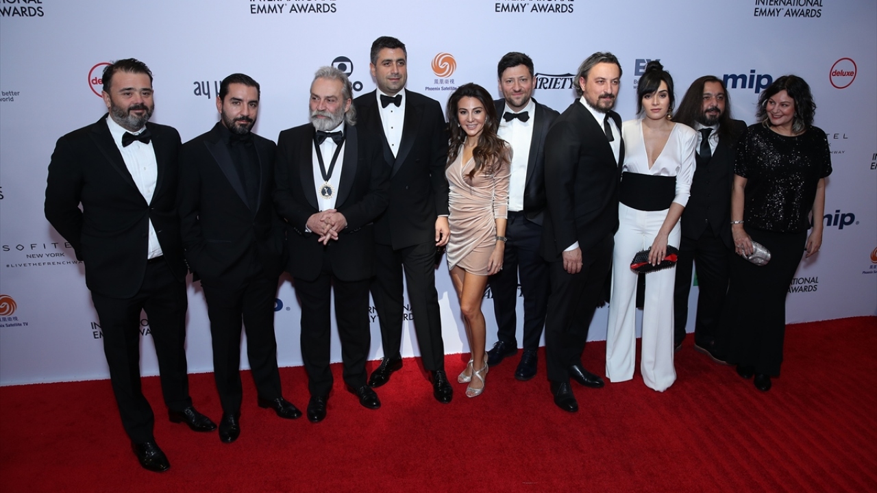 Haluk Bilginer (solda3), 47. Uluslararası Emmy Ödülleri`nde Şahsiyet dizisindeki performansıyla en iyi erkek oyuncu seçildi. Bilginer, dizi ekibiyle kameralara poz verdi.