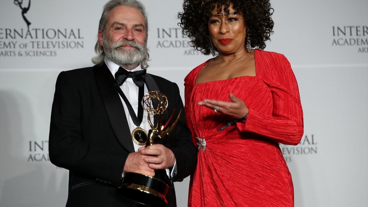 Bilginer, ödülünü aldıktan sonra ABD`li aktris Tamara Tunie (sağda) ile kameralara poz verdi.