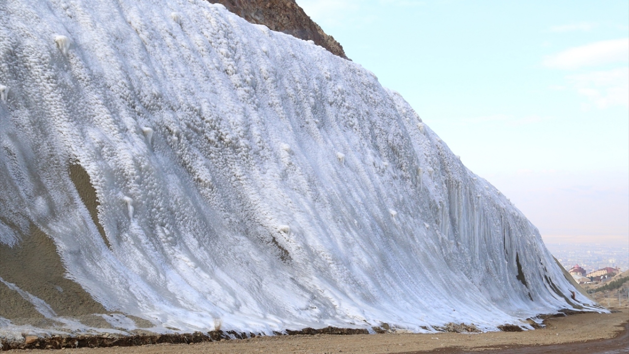 Yetkililerin yardımıyla söz konusu alana yakın bulunan dereden su taşıması için 600 metre uzunluğunda boru hattı çekilerek bahçe sulama sistemi kuruldu. 