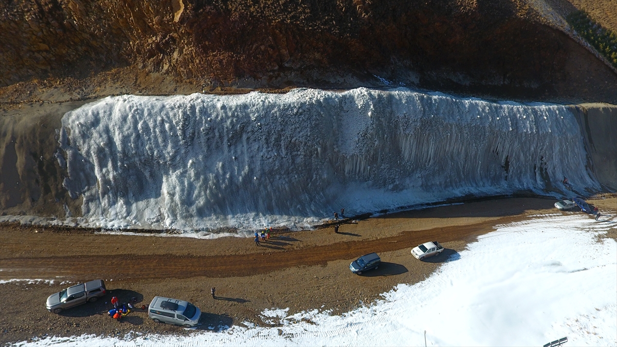 Bu sistemle hava sıcaklığının sıfırın altına düşmesiyle gerçekleştirilen sulama sayesinde dağda yapılan buz parkında kısa sürede buzul kütleleri oluştu.