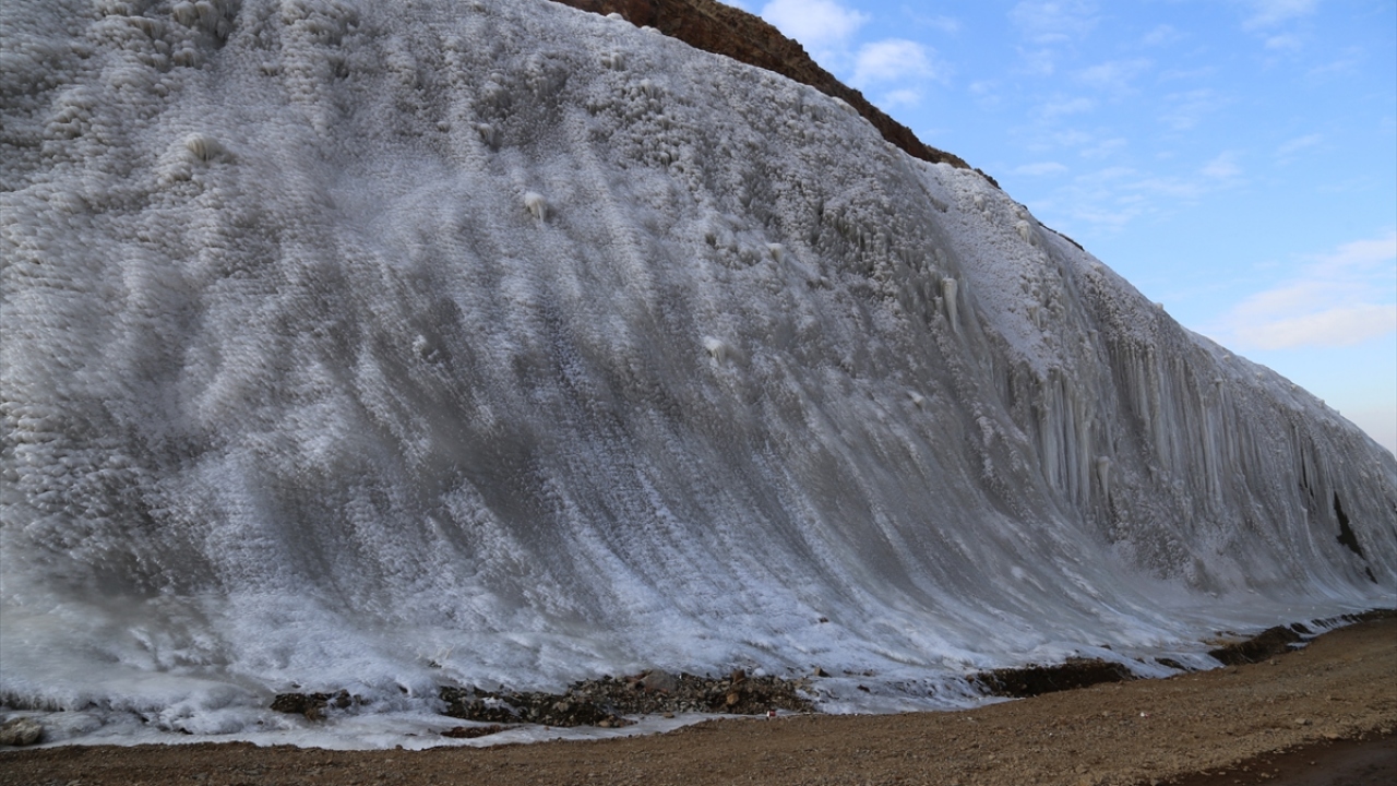 Dağcıların önlem alıp  deneme tırmanışı yaptığı buz parkı, kayak merkezinin içinde bulunması ve yapay olması açısından Türkiye`nin ilk olma özelliği taşıyor.