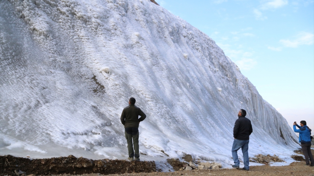 Tekin, söz konusu alanın kayak merkezinde bulunması ve yapay olma özelliğinden dolayı Türkiye`deki ilk buz parkı olma özelliği taşıdığını kaydetti.