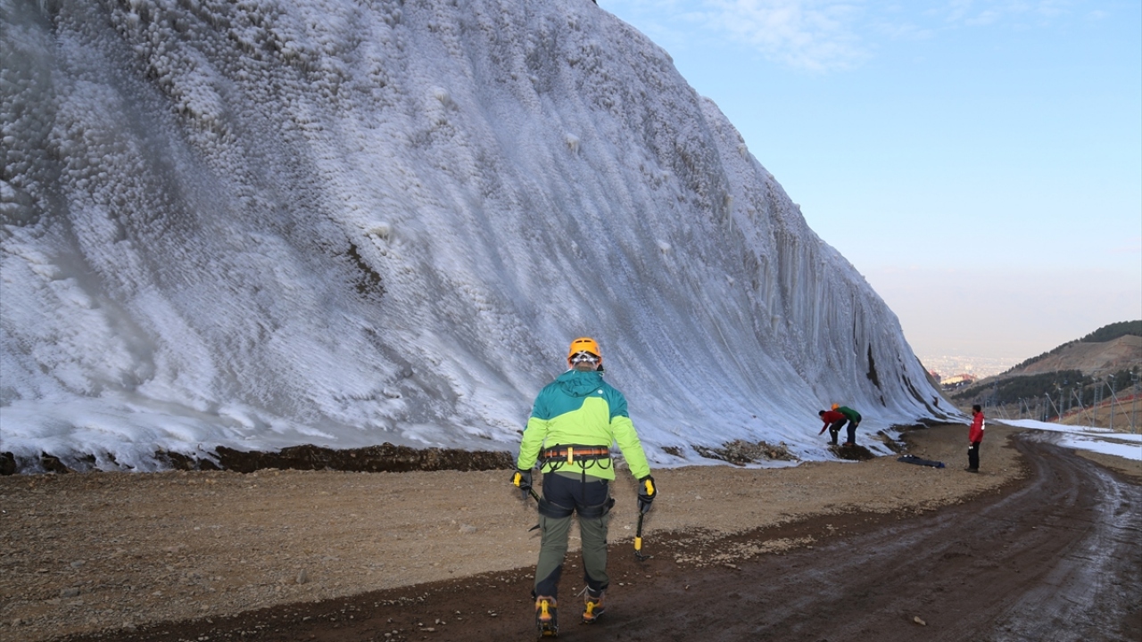 10 kişiden fazla sporcu aynı anda buz tırmanışı yapacak