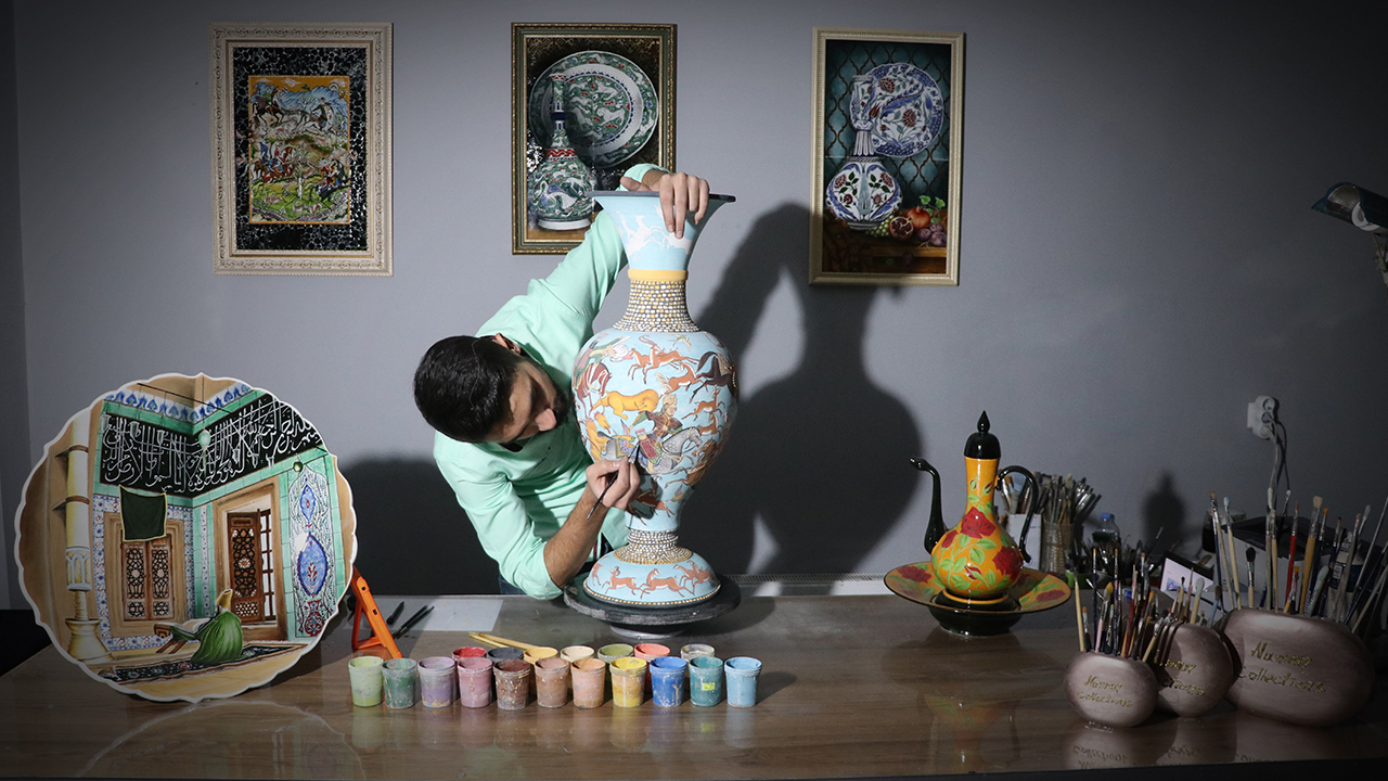 Lala Hüseyin Paşa Mahallesi`ndeki atölyesinde çalışmalarını sürdüren 30 yaşındaki Özyağman, resim sanatını çini ve seramikle buluşturdu.