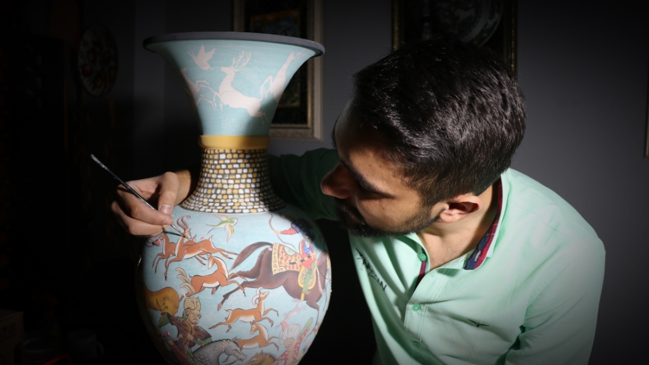 Özyağman, çini ve seramik sanatıyla tanışmasının ise ortaokul yıllarında olduğunu dile getirdi.