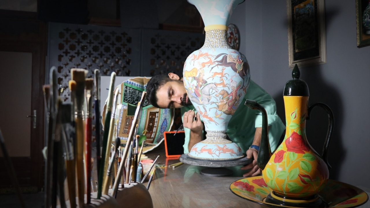 Ömer Numan Özyağman, bu işe başladığında çini ve seramiğe resim yaparken zorlandığını belirtti.