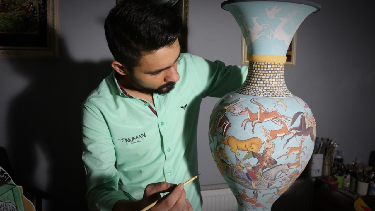 Kendine özgü çalışmalarının çok beğenildiğini söyleyen Özyağman, çalışmalarını ağırlıklı olarak Osmanlı dönemine ait minyatür ve gravürler ile üç boyutlu resimlerin oluşturduğunu bildirdi.