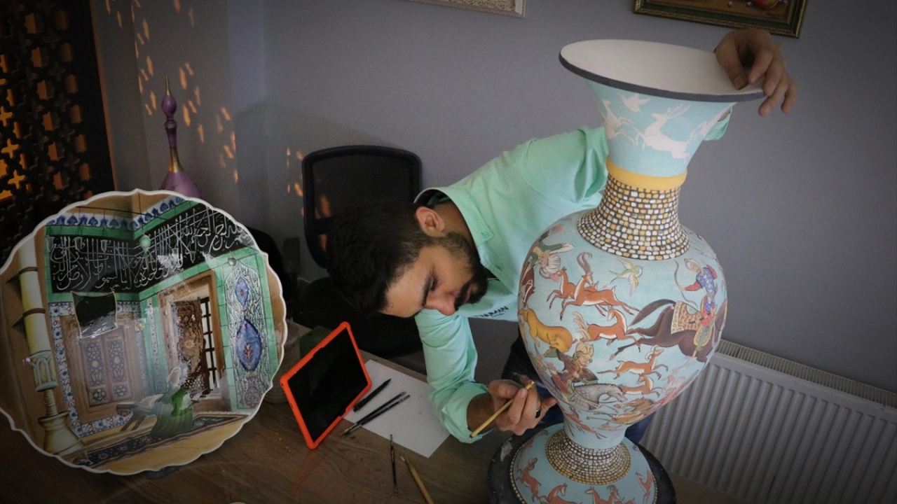 Tabak, vazo, pano, sürahi gibi sanat eserlerine eski İznik çini desenlerinin resimlerini de özgün tasarımlarla yansıttığını dile getiren Özyağman, "Çini ve seramik sanatını resimle birleştirerek alışılmışın dışına çıkmaya çalışıyorum." dedi.