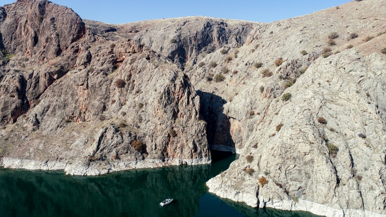 Bölgenin dağlık olması nedeniyle kara yolundan ulaşımın olmadığı kanyona sadece Karakaya Baraj Gölü üzerinden tekneyle ulaşılıyor.
