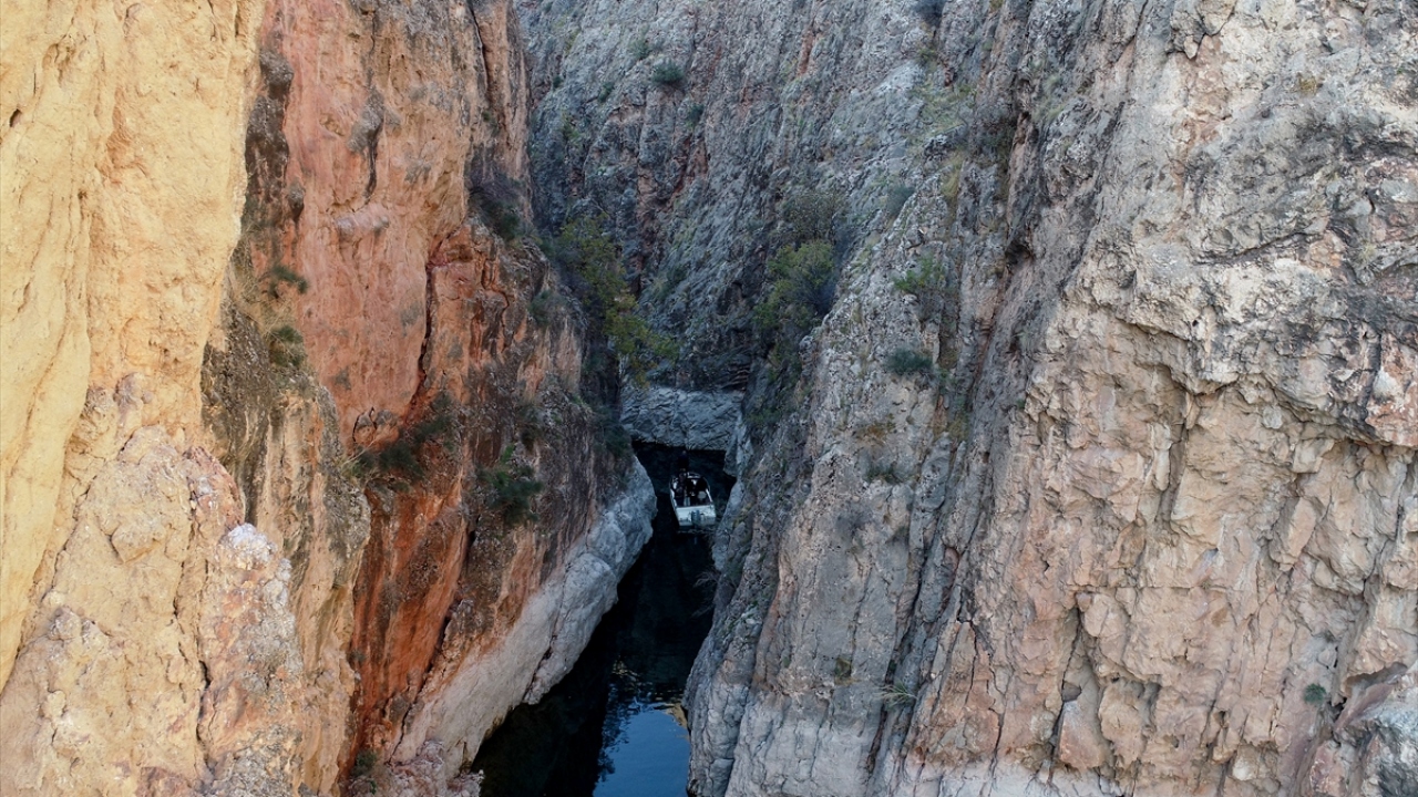 Prof. Dr. Şengün, yaptığı açıklamada, baraj gölünden ulaşılabilen kanyonun bölgedeki balıkçılar tarafından Güngörmez mevkisi olarak adlandırıldığını ancak bugüne kadar kanyon olarak tanımlanmadığını belirtti.