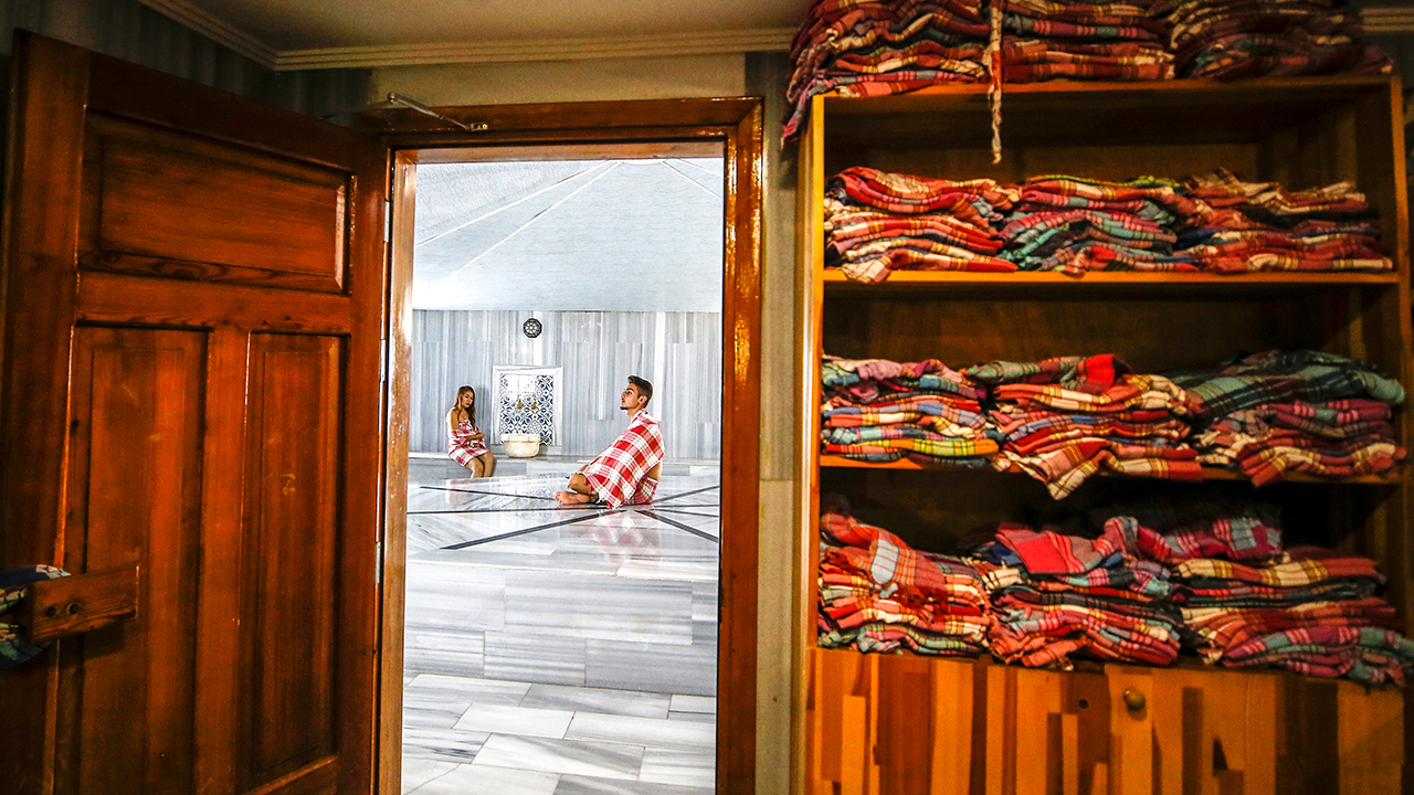 Yılın başından bu yana 15 milyonun üzerinde yabancı turist ağırlayan Antalya, denizi, kumu, güneşi, tarihi ve doğasının yanı sıra SPA merkezleriyle turistlerin gözdesi haline geldi.