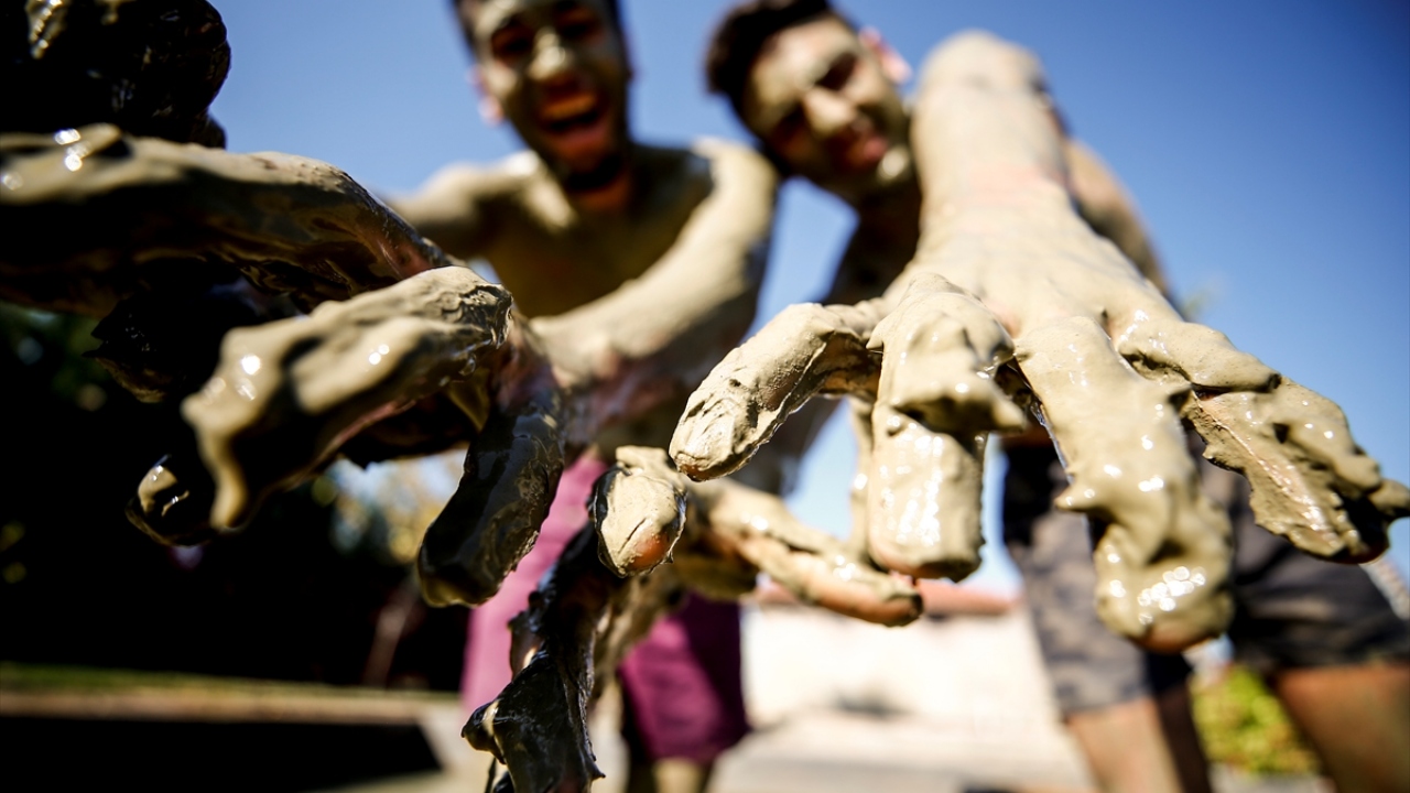 Kızılsavaş, kurutularak toz halinde gelen çamuru, tesislerinde tekrar arıtılmış suyla hazırlayarak, turistlerin hizmetine sunduklarını kaydetti.