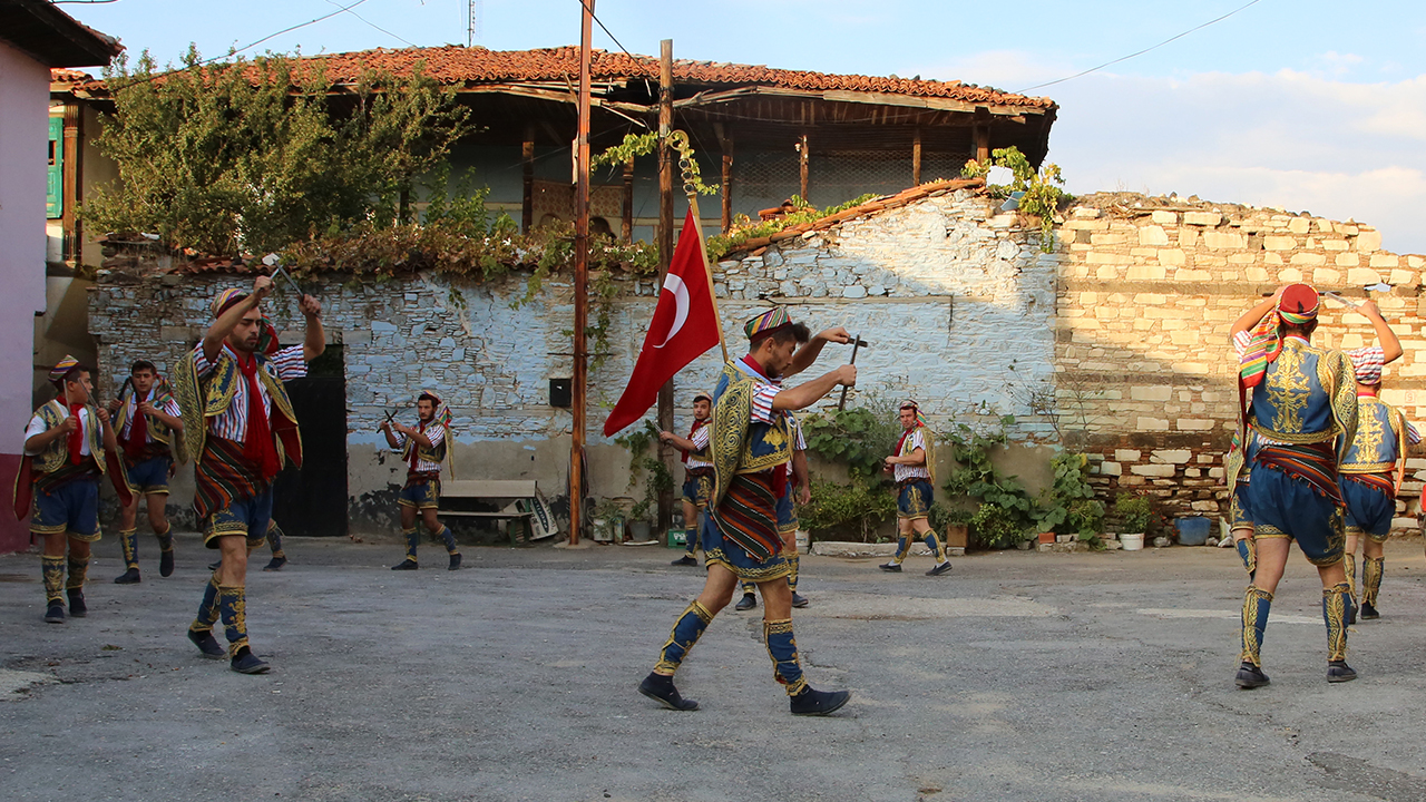 Klasik ahşap yapısı, alçı ve kalem işi süslemeleriyle ünlü Kula evlerinde belirli akşamlarda bir araya gelen yarenler, kendilerine özgü çalgılarıyla düzenledikleri eğlencelerde ilçeye gelen misafirlere kültürlerini tanıtıyor.