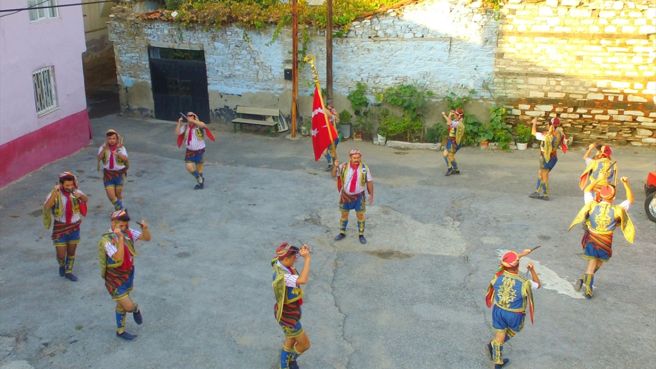 Yöresel yemeklerin yendiği, bölgeye özgü "maşa zil" ve darbuka gibi enstrumanların çalındığı "yaren gecelerinde" yöreye has "yüksük" ve "arı vız vız" gibi oyunlar oynanıyor.
