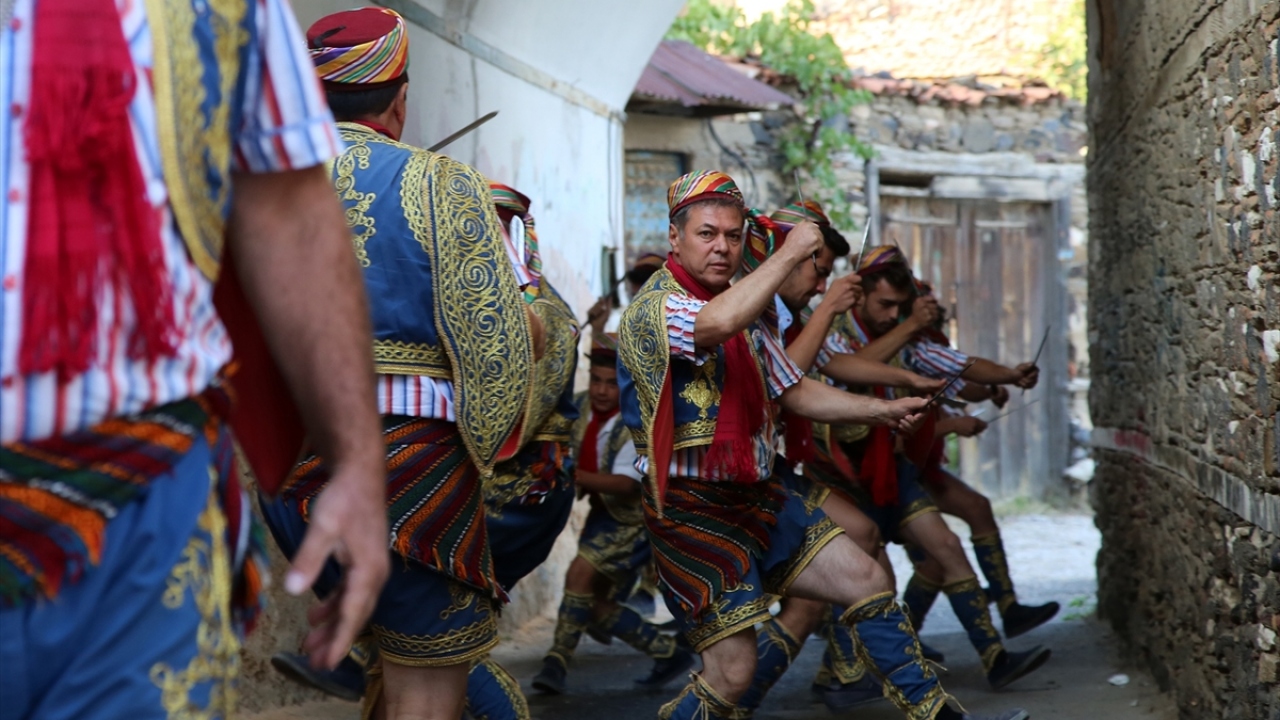 Kula Gençlik Efe Yaren Ekibi Başkanı İsmet Karabulut, yaptığı açıklamada, yaren kültürüyle çocukluğunda tanıştığını belirterek, dost, yakın arkadaş anlamına gelen yarenliği özümsediklerini söyledi.