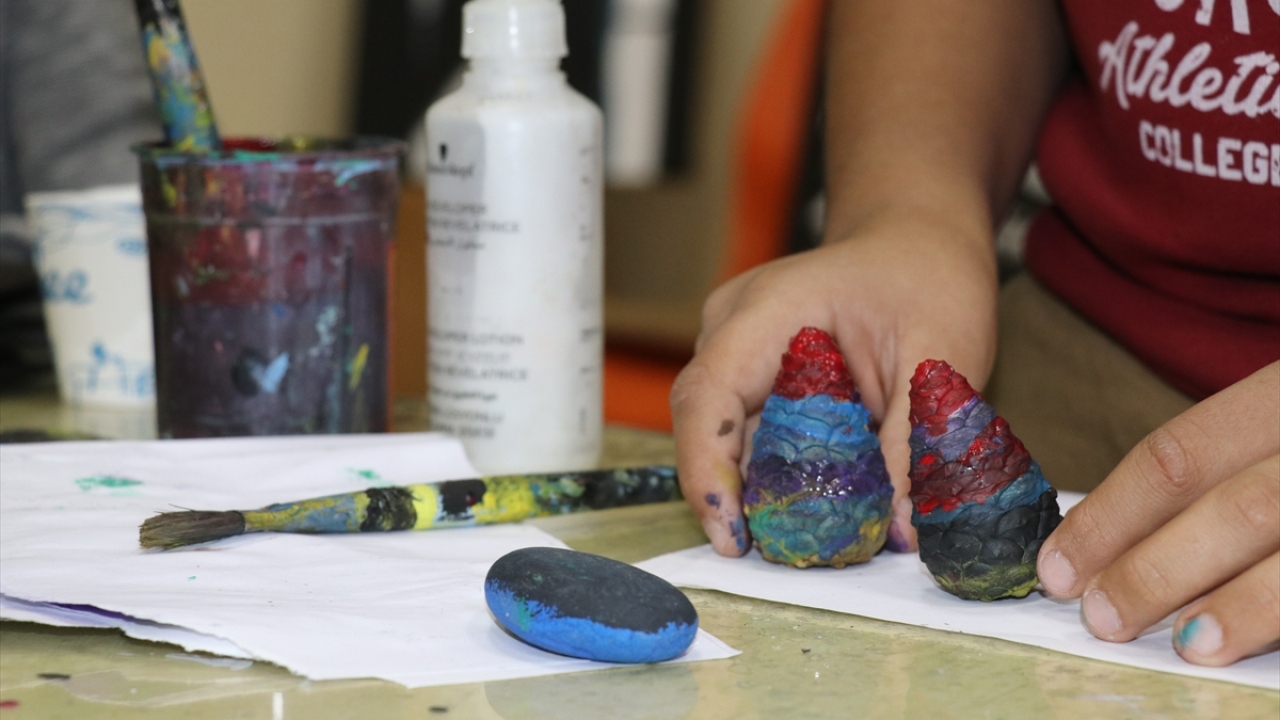 Eğitimlerin ardından gönüllü 17 çocukla Adana genelinde belirli alanda çöpler toplanarak geri dönüşüme uygun cam, plastik, pil gibi materyaller ayrıştırıldı.