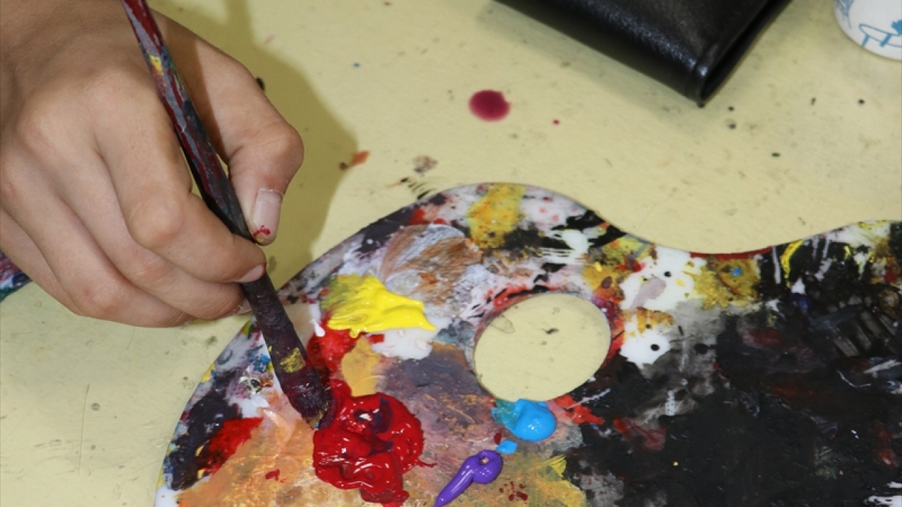 Toplanan malzemelerin büyük bir kısmı ilgili firmalara verilerek ekonomiye katkı sunulurken, kalan malzemelerle çocuklarda sanat yoluyla çevre bilinci oluşması için atölye çalışması planlandı.