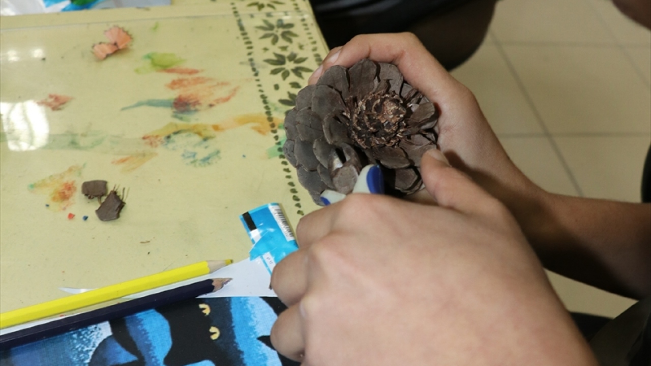 Çocuklar atölyede, topladıkları atık malzemelerden eğitmen ve resim öğretmenleri nezaretinde, 2 ayda 40`a yakın tablo, mozaik ve el işi ürünleri yaptı.