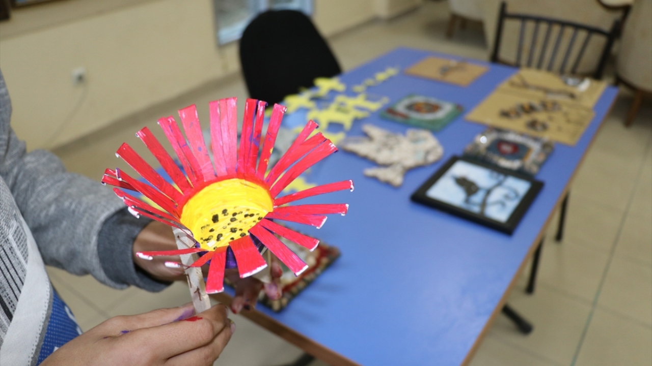 "Pet şişeyi resim atölyesine getiriyorum"