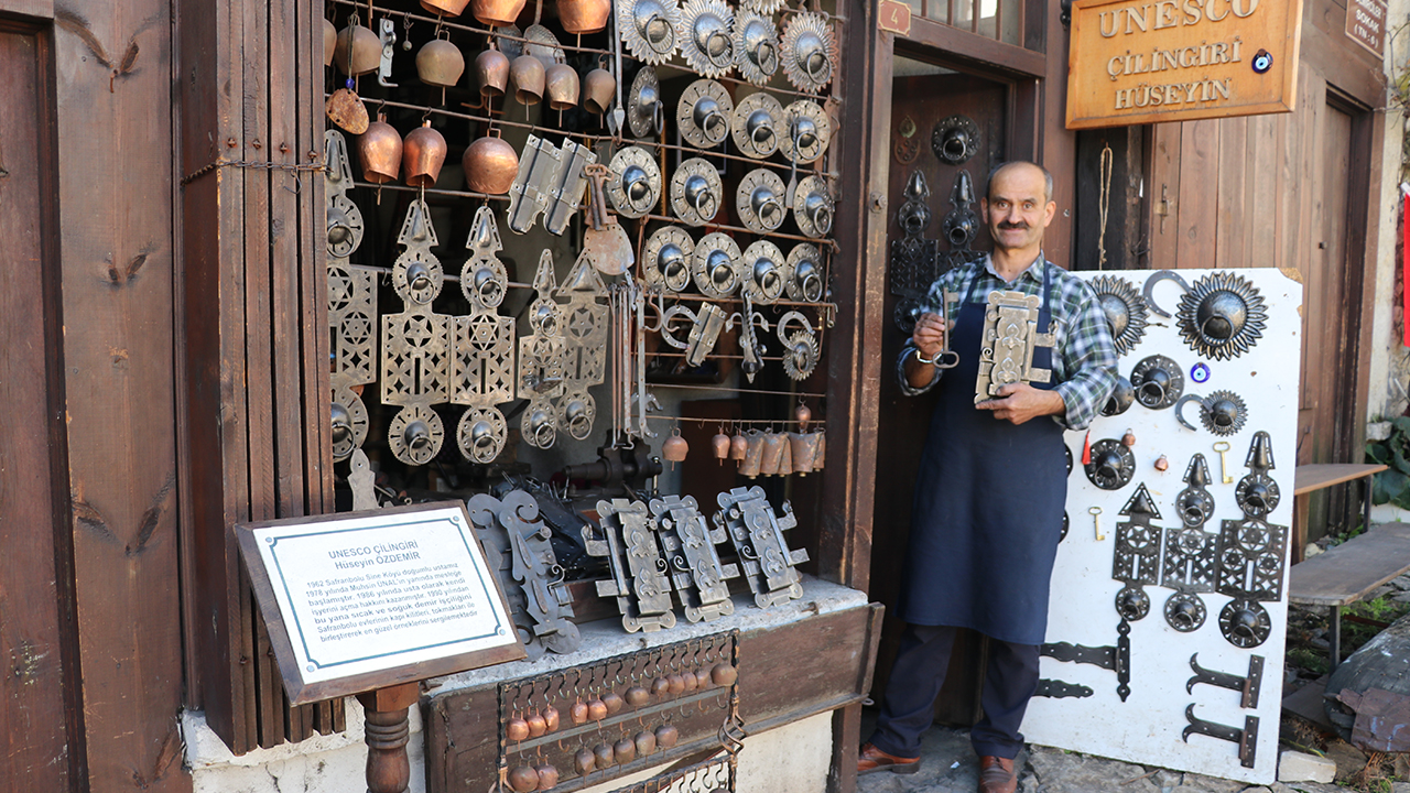 Türk kent kültürünün bugün yaşayan en önemli yapı taşlarının bulunduğu Safranbolu`da 3 bin yıllık geçmişe sahip tarihi konaklar, büyük ve desenli kapı kilitleriyle de dikkati çekiyor.