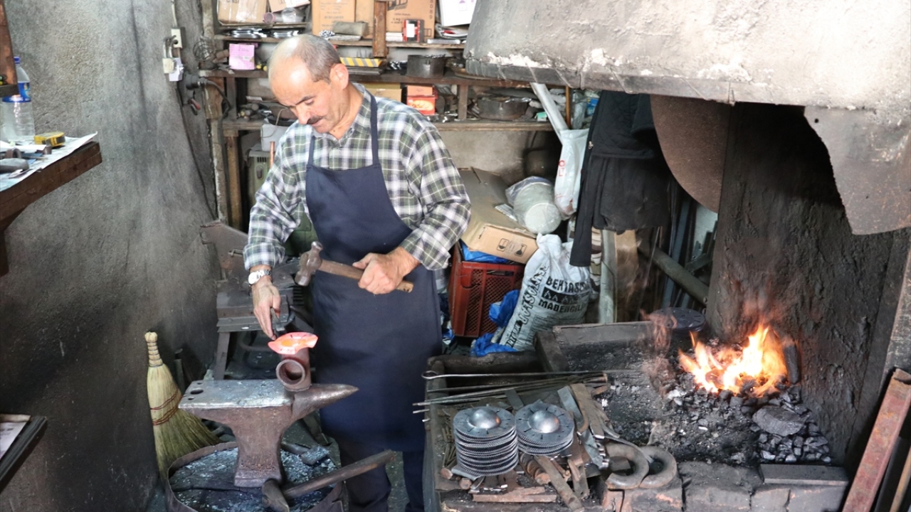 Üç metreyi bulan konak kapılarında içten monteli ve dış kısmında aynası olan kilitler, demir ocağında kabartma ve eğe (pürüzleri düzeltmek için kullanılan aparat) işçiliğiyle yapılıyor.